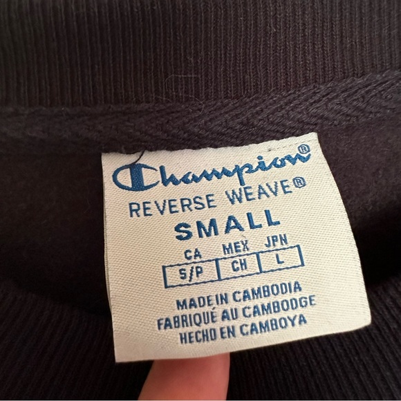 Champion cropped navy blue sweatshirt. - Picture 3 of 4